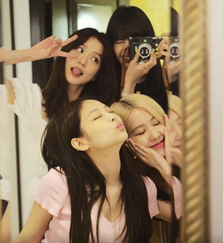 pinksband_4's tweet photo. Day 38 of posting random blackpink pics until they announce their 3rd full album https://t.co/l9u60PXjtV