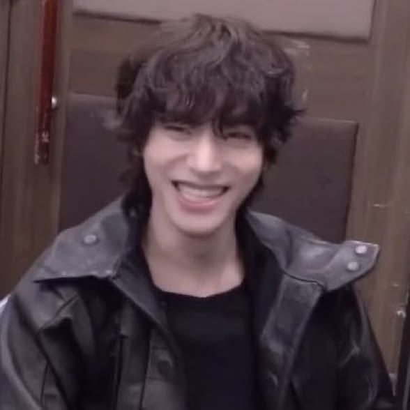 heeejaked's tweet photo. that one guy who’s just happy to be there https://t.co/1GGO4YhUoN
