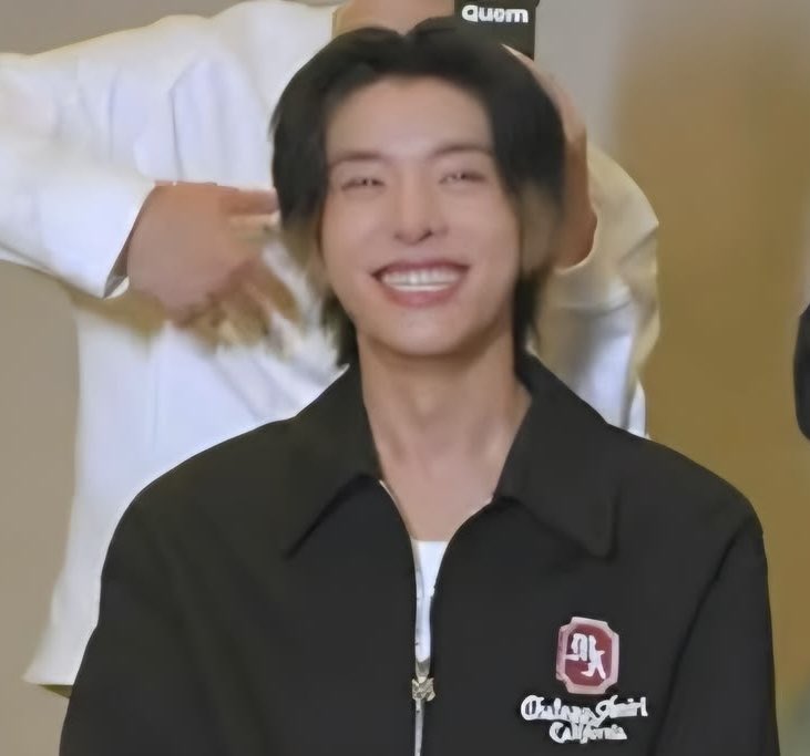 heeejaked's tweet photo. that one guy who’s just happy to be there https://t.co/1GGO4YhUoN