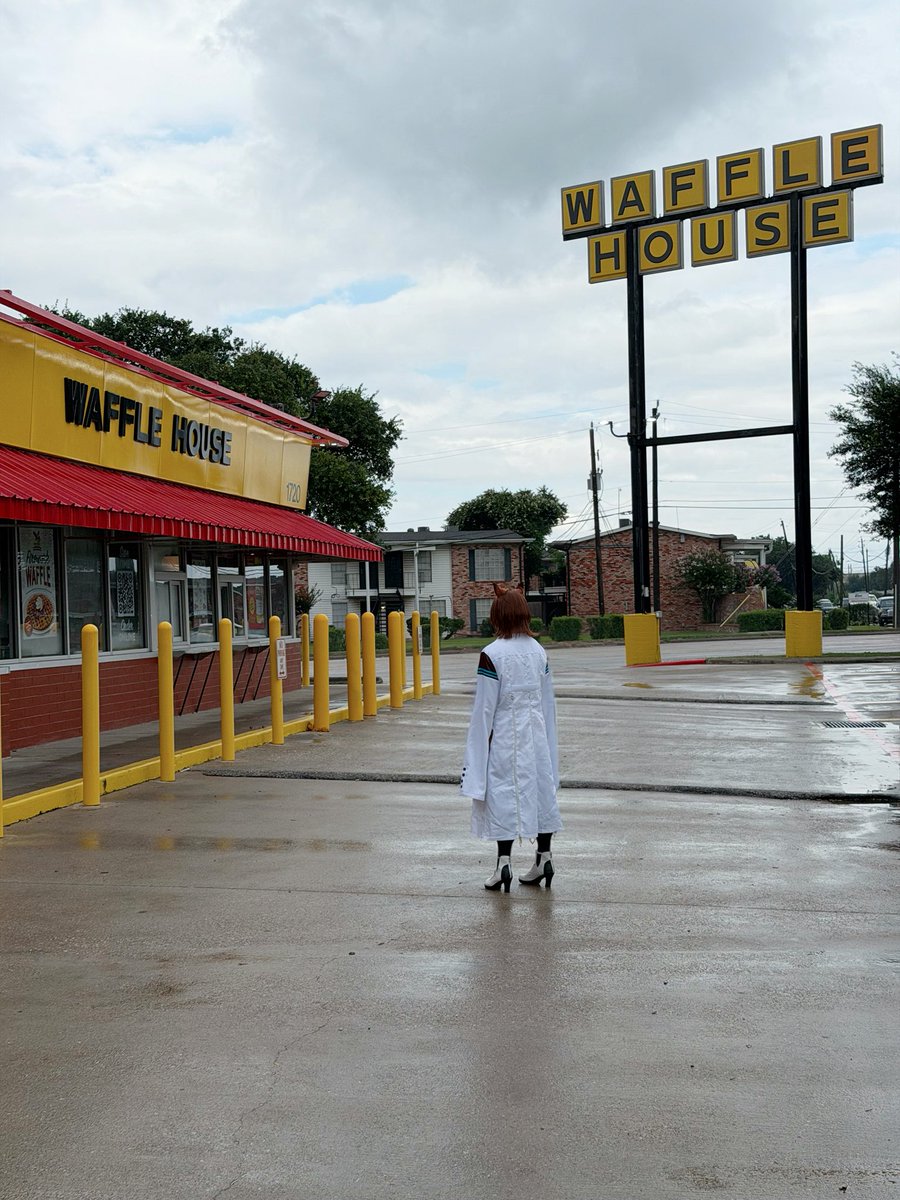 kuuritac's tweet photo. Wtf is my uma doing at waffle house https://t.co/68Tc2bnhTX