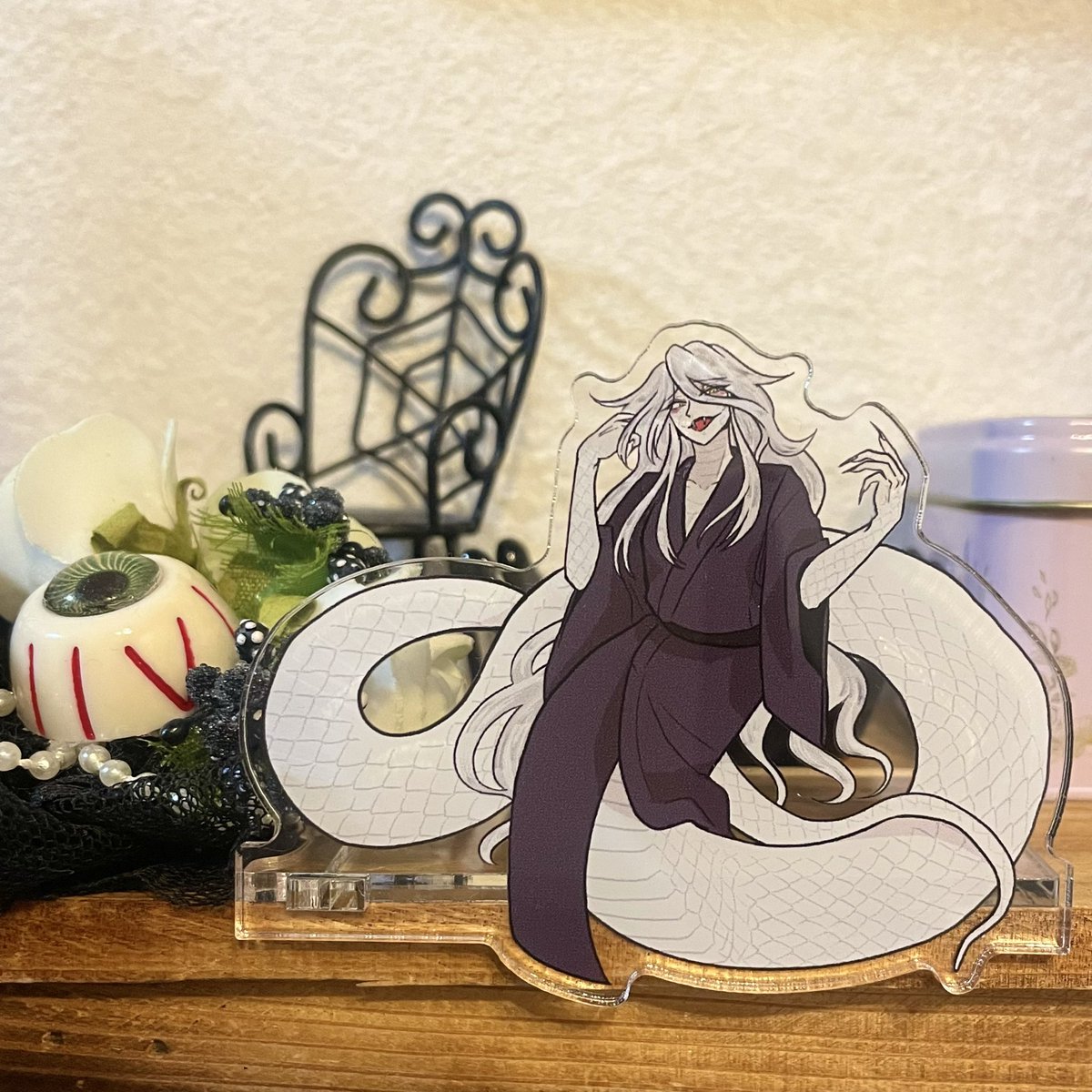 A_akihime_kabe's tweet photo. 巳者さんおすわり（？）アクスタ届いた🐍
たった数mm位置が変わるだけで｢そこにいる感｣が増すの、かなり良きなのでは？😍もっと蛇部分垂らすデザインでも良いかも？結構小さめなのでお出かけしやすい気がする〜✨️

 #MYDOO
 #創作 https://t.co/dKc0E41k7E