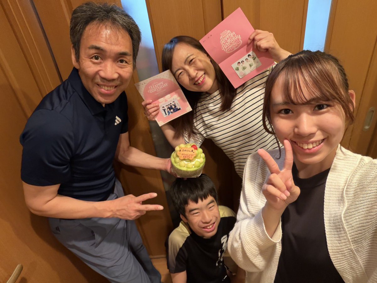 ohguchi3's tweet photo. 7月25日

お誕生日おめでとう‼️
そして、いつもありがとう😉

アンジェリカさんでメロンボールに一目惚れ🤩
見た目だけでなくめっちゃ美味しかった👍

素敵な一年になりますように😉

#誕生日
#happybirthday 
#7月25日
#アンジェリカ
#ノエルこすたりか豊橋柱店 https://t.co/GLihYPhxVh