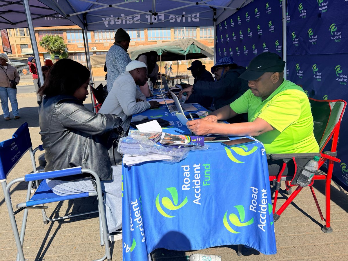 RAF_SA's tweet photo. 📍The RAF continues to bring services closer to the people. Our team assisted claimants with claims status checks while engaging community members and commuters about the range of services offered by the Fund. We're committed to ensuring that no one is left behind.

#ICare² https://t.co/USg8gejb8W