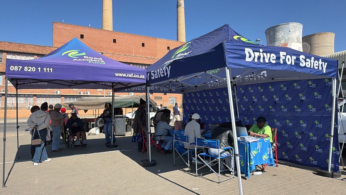 RAF_SA's tweet photo. 📍The RAF continues to bring services closer to the people. Our team assisted claimants with claims status checks while engaging community members and commuters about the range of services offered by the Fund. We're committed to ensuring that no one is left behind.

#ICare² https://t.co/USg8gejb8W