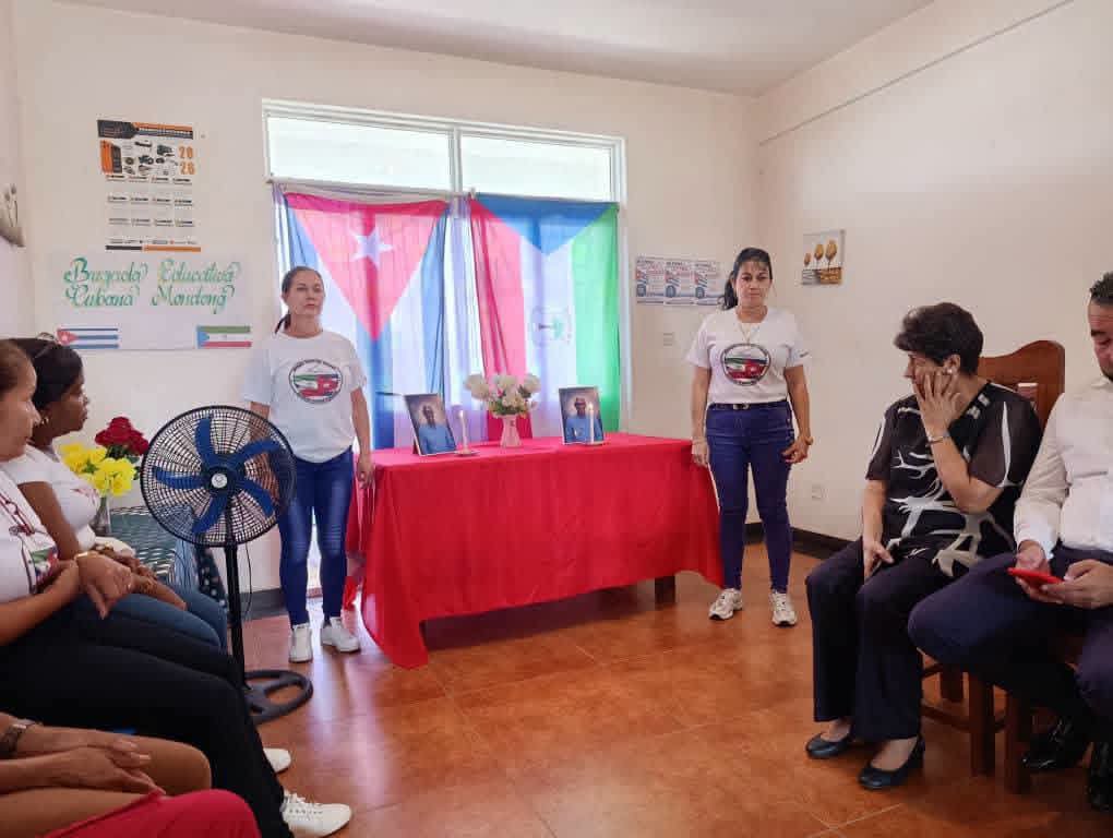 Ena2Elsa's tweet photo. Con mucho dolor , los cooperantes de la Brigada Educativa en Guinea Ecuatorial, realizamos el homenaje póstumo a nuestro hermano Rolando Hernández Cumbá,  que falleció el pasado 23 de julio. Trasmitimos el pésame a sus familiares y amigos. EPD. https://t.co/FgPAHSuESX