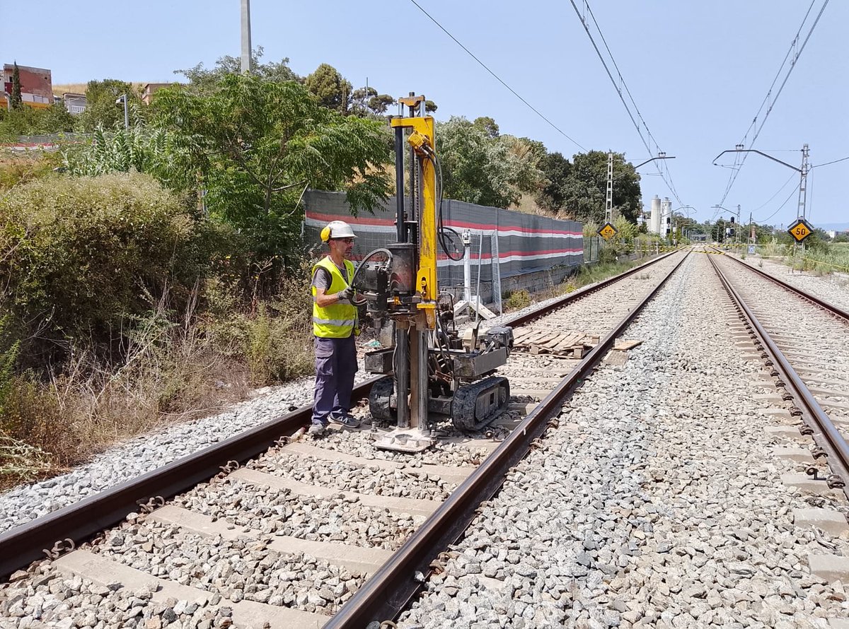 jasantano's tweet photo. 👍Tal y como nos comprometimos hoy se ha informado de las obras en Vallbona, Barcelona. 

Adif ha terminado ya los trabajos previstos y la infraestructura ferroviaria está a disposición de Rodalies desde esta tarde.

Las monitarizaciones del entorno no muestran alteraciones. https://t.co/nhE2aibvf2