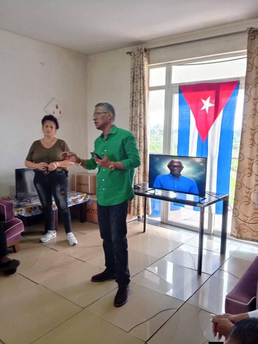 Ena2Elsa's tweet photo. Con mucho dolor , los cooperantes de la Brigada Educativa en Guinea Ecuatorial, realizamos el homenaje póstumo a nuestro hermano Rolando Hernández Cumbá,  que falleció el pasado 23 de julio. Trasmitimos el pésame a sus familiares y amigos. EPD. https://t.co/FgPAHSuESX