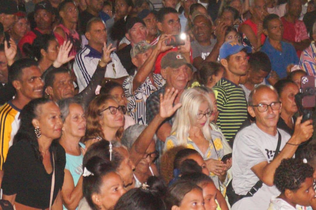 BarceloOrt92635's tweet photo. #ProvinciaGranma La Concha de #Manzanillo ha protagonizado en la noche de ayer un momento de especial significación.
Un mano a mano entre dos grandes orquestas: La Original de Manzanillo y La Banda de Candido Fabré, así es #CubaEsCultura https://t.co/w92pWpZqfn