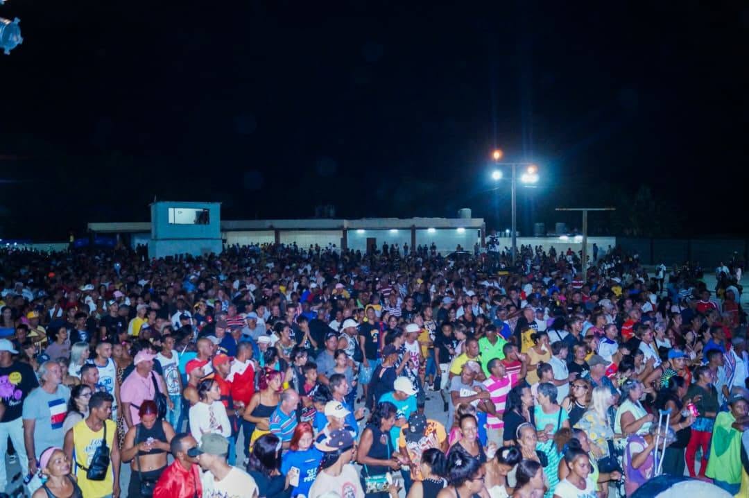 BarceloOrt92635's tweet photo. #ProvinciaGranma La Concha de #Manzanillo ha protagonizado en la noche de ayer un momento de especial significación.
Un mano a mano entre dos grandes orquestas: La Original de Manzanillo y La Banda de Candido Fabré, así es #CubaEsCultura https://t.co/w92pWpZqfn