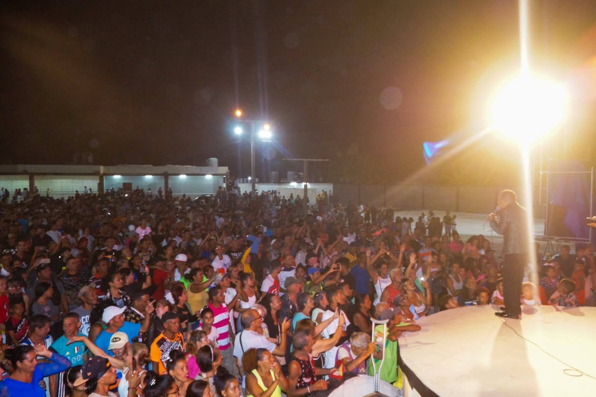 BarceloOrt92635's tweet photo. #ProvinciaGranma La Concha de #Manzanillo ha protagonizado en la noche de ayer un momento de especial significación.
Un mano a mano entre dos grandes orquestas: La Original de Manzanillo y La Banda de Candido Fabré, así es #CubaEsCultura https://t.co/w92pWpZqfn