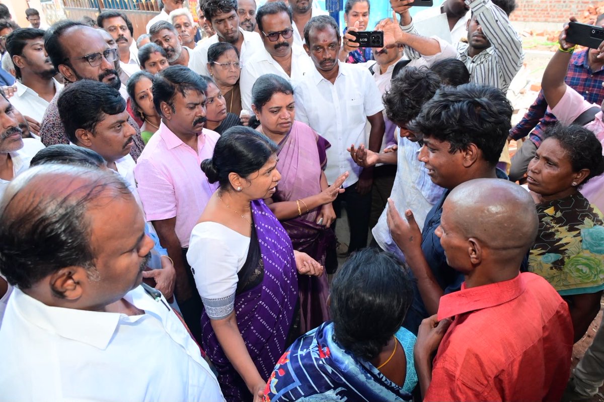 preethidmk03's tweet photo. தூத்துக்குடியில் உயிரிழந்த அருணாசலம் அவர்களின் குடும்பத்தினரை நேரில் சந்தித்து ஆறுதல் தெரிவித்தார் நம் @KanimozhiDMK அக்கா.

துயரத்தின் நேரத்தில் மக்களுடன் துணையாக நிற்பதுதான் உண்மையான மக்கள் பிரதிநிதியின் அடையாளம். 

#Kanimozhikarunanidhi #kanimozhiakka https://t.co/pvTGYgHcyd