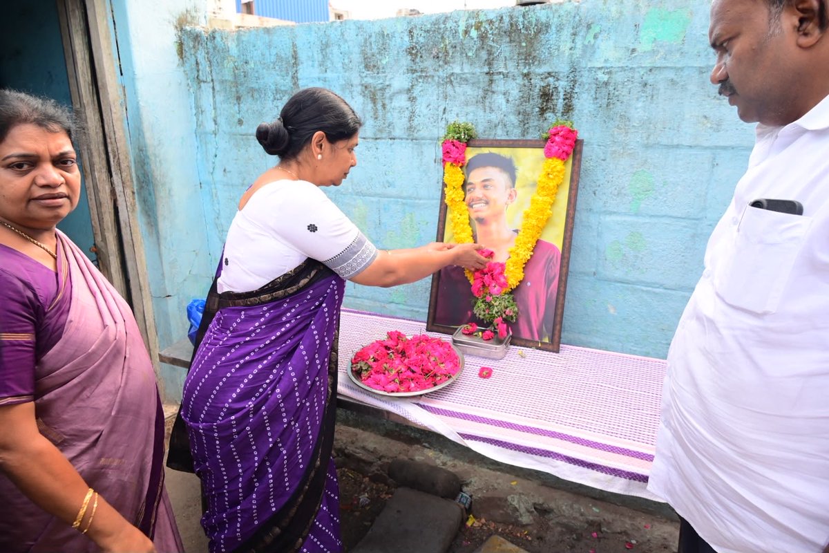 preethidmk03's tweet photo. தூத்துக்குடியில் உயிரிழந்த அருணாசலம் அவர்களின் குடும்பத்தினரை நேரில் சந்தித்து ஆறுதல் தெரிவித்தார் நம் @KanimozhiDMK அக்கா.

துயரத்தின் நேரத்தில் மக்களுடன் துணையாக நிற்பதுதான் உண்மையான மக்கள் பிரதிநிதியின் அடையாளம். 

#Kanimozhikarunanidhi #kanimozhiakka https://t.co/pvTGYgHcyd