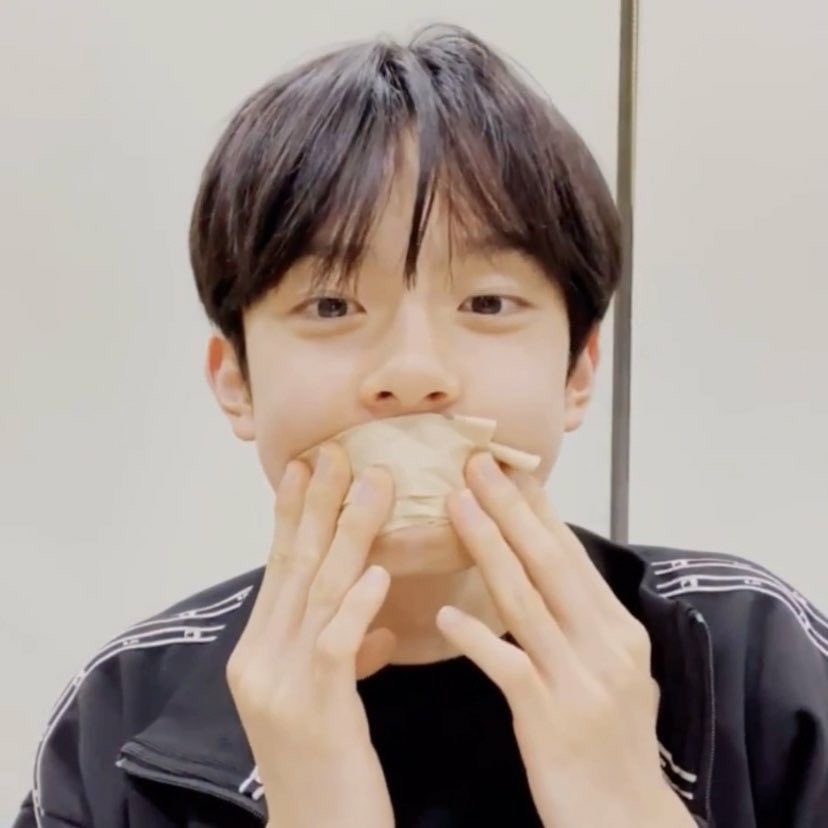 yoonuun's tweet photo. 내가 마시고 있는 
이 혈액팩이 
네 피였어야 됐는데
                                                                     움..? https://t.co/m2IC8j4wFI