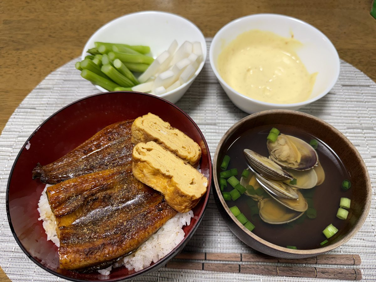 chukixyan's tweet photo. 今日の夕食は、うな玉丼、あさりのお吸い物、アスパラと大根の野菜スティック

明日は全ツ参戦のために、宮城セキスイハイムスーパーアリーナへ向います。折り返しに入った真夏の全ツを楽しみたいし、成長していくメンバー一人一人を見守りたいと思います。そしてとにかくなんか美味いもの食って帰る！ https://t.co/b4j6UjFrbl