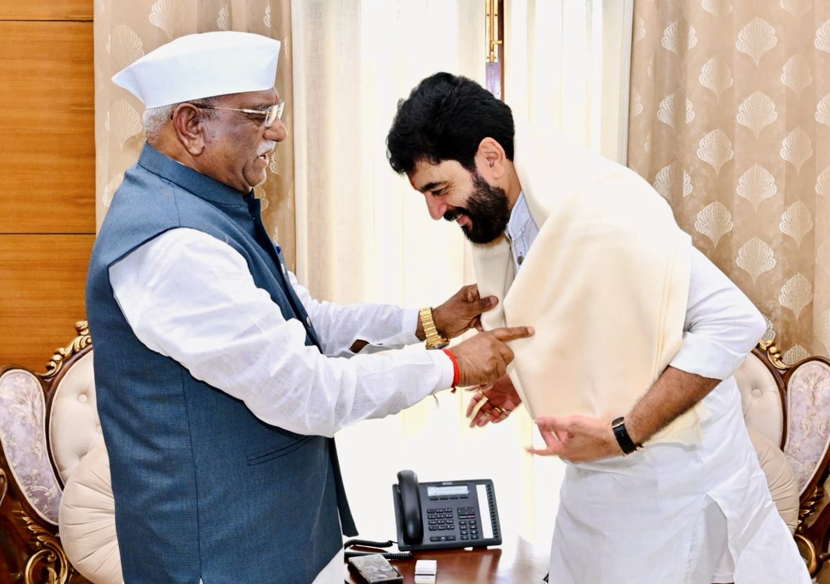 mohol_murlidhar's tweet photo. 📍 लोक भवन, जयपुर

राजस्थान के राज्यपाल एवं हमारे मार्गदर्शक महामहिम श्री हरिभाऊ बागड़े जी से आज जयपुर स्थित लोक भवन में शिष्टाचार भेंट की। इस दौरान विभिन्न विषयों पर संवाद करने का अवसर प्राप्त हुआ।

📍 लोकभवन, जयपूर

राजस्थानचे राज्यपाल तथा आमचे मार्गदर्शक महामहिम श्री. हरिभाऊ बागडे जी यांची आज जयपूर येथील लोकभवन येथे सदिच्छा भेट घेतली. यावेळी विविध विषयांवर सविस्तर संवाद साधला.

@BagadeHaribhau 
@LokBhavanJaipur