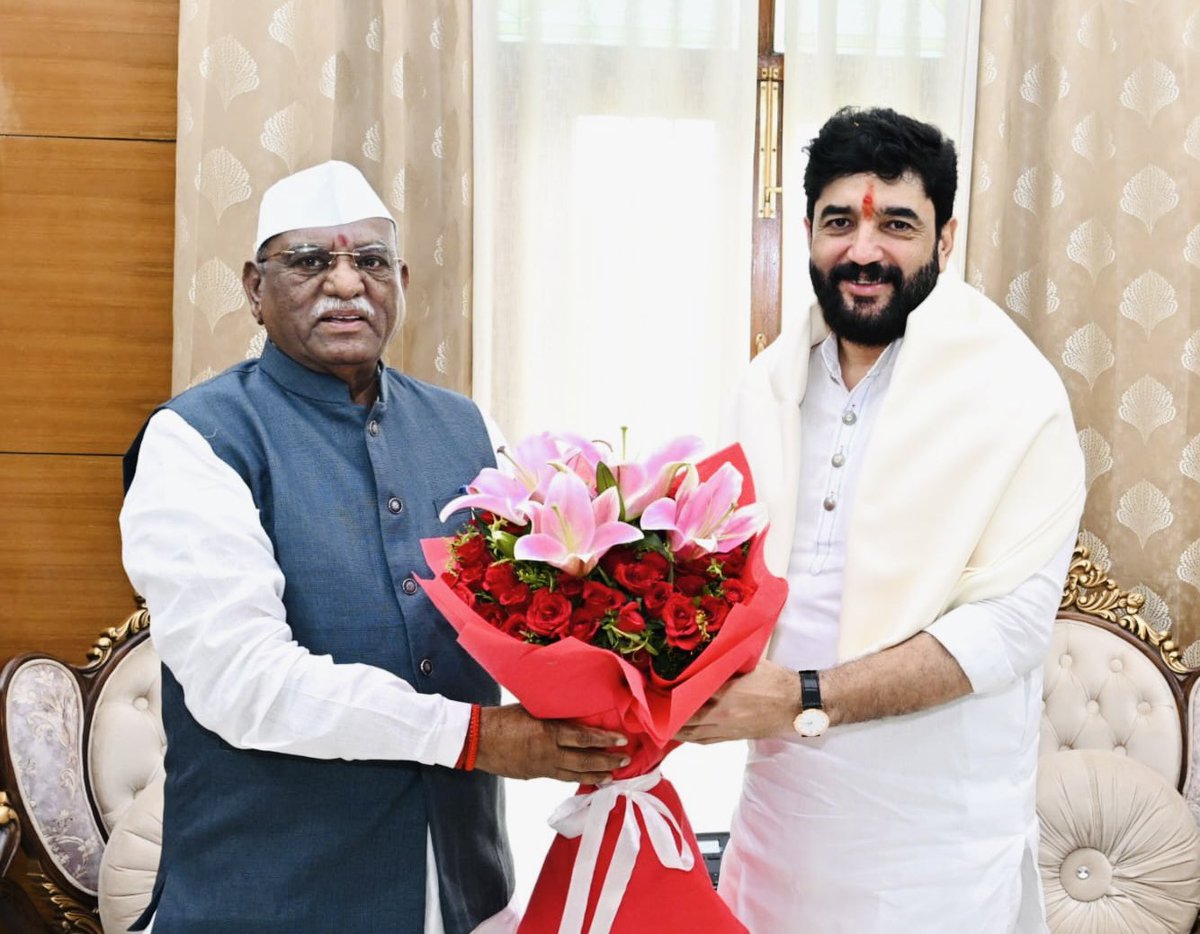 mohol_murlidhar's tweet photo. 📍 लोक भवन, जयपुर

राजस्थान के राज्यपाल एवं हमारे मार्गदर्शक महामहिम श्री हरिभाऊ बागड़े जी से आज जयपुर स्थित लोक भवन में शिष्टाचार भेंट की। इस दौरान विभिन्न विषयों पर संवाद करने का अवसर प्राप्त हुआ।

📍 लोकभवन, जयपूर

राजस्थानचे राज्यपाल तथा आमचे मार्गदर्शक महामहिम श्री. हरिभाऊ बागडे जी यांची आज जयपूर येथील लोकभवन येथे सदिच्छा भेट घेतली. यावेळी विविध विषयांवर सविस्तर संवाद साधला.

@BagadeHaribhau 
@LokBhavanJaipur