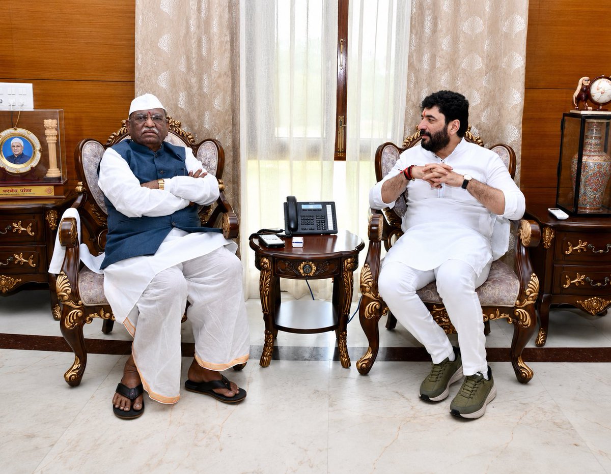 mohol_murlidhar's tweet photo. 📍 लोक भवन, जयपुर

राजस्थान के राज्यपाल एवं हमारे मार्गदर्शक महामहिम श्री हरिभाऊ बागड़े जी से आज जयपुर स्थित लोक भवन में शिष्टाचार भेंट की। इस दौरान विभिन्न विषयों पर संवाद करने का अवसर प्राप्त हुआ।

📍 लोकभवन, जयपूर

राजस्थानचे राज्यपाल तथा आमचे मार्गदर्शक महामहिम श्री. हरिभाऊ बागडे जी यांची आज जयपूर येथील लोकभवन येथे सदिच्छा भेट घेतली. यावेळी विविध विषयांवर सविस्तर संवाद साधला.

@BagadeHaribhau 
@LokBhavanJaipur