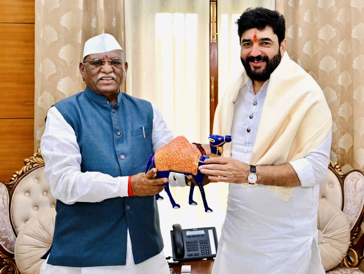 mohol_murlidhar's tweet photo. 📍 लोक भवन, जयपुर

राजस्थान के राज्यपाल एवं हमारे मार्गदर्शक महामहिम श्री हरिभाऊ बागड़े जी से आज जयपुर स्थित लोक भवन में शिष्टाचार भेंट की। इस दौरान विभिन्न विषयों पर संवाद करने का अवसर प्राप्त हुआ।

📍 लोकभवन, जयपूर

राजस्थानचे राज्यपाल तथा आमचे मार्गदर्शक महामहिम श्री. हरिभाऊ बागडे जी यांची आज जयपूर येथील लोकभवन येथे सदिच्छा भेट घेतली. यावेळी विविध विषयांवर सविस्तर संवाद साधला.

@BagadeHaribhau 
@LokBhavanJaipur