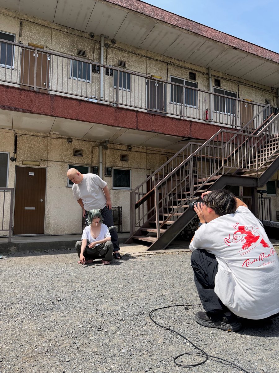 trombe_boss's tweet photo. 撮影時、胸元覗き込んでる所撮ったけど、眼鏡外してるし太陽の照り返しがキツくてあまりよく見えず😭
室内でも上からだとあまり見えず、「見えねぇ😭」と心の声が出てしまった。
そしたらシャツめくって少し見えやすくしてくれた篠崎こころさん、永遠に感謝します😻💕
 #ヤンマガ
 #ヤニねこ https://t.co/AvZqecpXgv