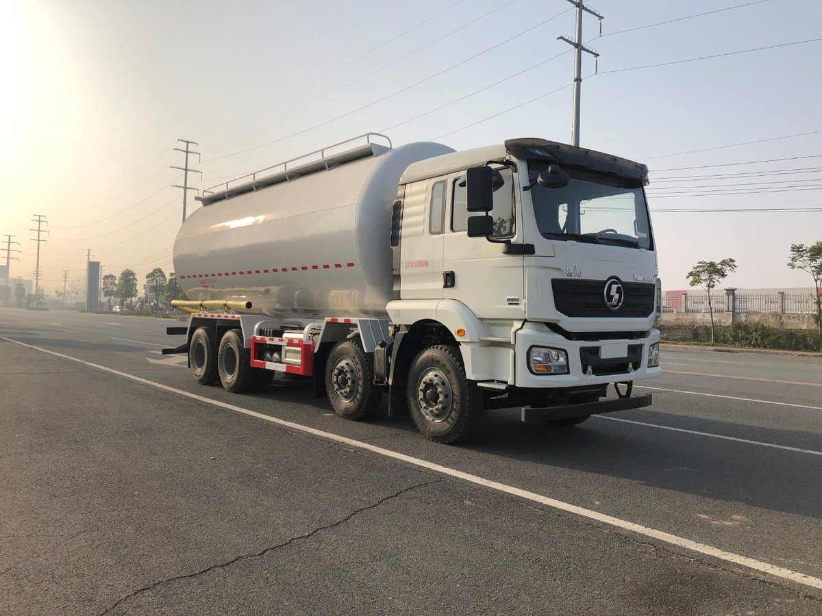 guojing_1's tweet photo. Large-volume bulk powder tank truck with stable multi-axle chassis and cozy driving cab.
#BulkTankTruck
#PowderTransport
#HeavyDutyVehicle
#ConstructionTruck
#ExportTanker https://t.co/zZb3KLHD6Q