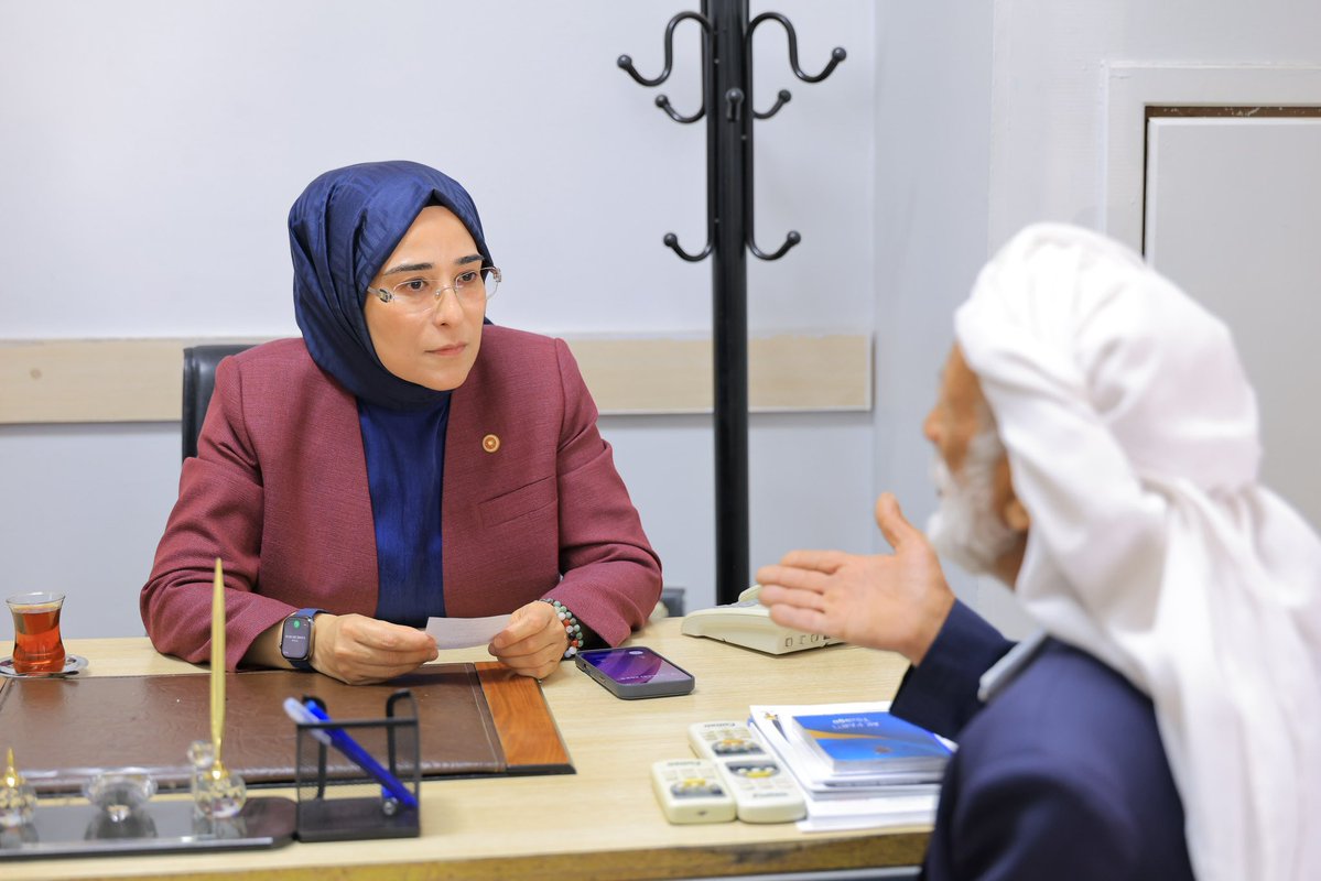 CYAZMAC's tweet photo. 📍 AK Parti Şanlıurfa İl Başkanlığı

Hemşehrilerimizin derdiyle dertlenmek, taleplerine çözüm üretmek en temel sorumluluğumuz.

Ankara’da bulunduğumuz sırada oğlunun sağlık sorunları sebebiyle bizlere ulaşan ve yanımıza gelmek isteyen Viranşehirli Mustafa Elkatmış amcamıza "Siz yorulmayın, biz size geliriz" demiştik.

Bugün Şanlıurfa İl Başkanlığımızda Mustafa amcamızı misafir ederek talep ve ihtiyaçlarını dinledik. Viranşehir Kaymakamlığımız ile de koordine olarak kendisine her türlü desteği sağlayacak, konunun takipçisi olacağız.

@RTErdogan @Akparti @abuyukgumus @milhamigunbegi @akpartiurfa