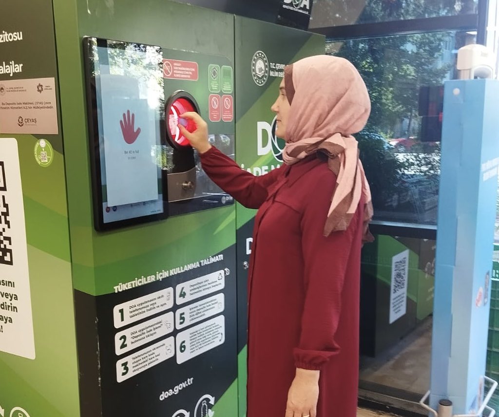 akkadinizmit41's tweet photo. ♻️ DOA ile Küçük Adımlar, Büyük Değişimler…

Çevre ve Şehircilik Politikaları Komisyon Üyemiz Zeynep Kızılkaya ve yönetim kurulu üyelerimizle birlikte biriktirdiğimiz pet ve cam şişeleri Depozito İade Sistemi kapsamında teslim ederek geri dönüşüme katkı sağladık.

Her geri dönüştürülen ambalaj, daha temiz bir çevre ve daha sürdürülebilir bir gelecek için atılmış değerli bir adımdır.

Doğaya sahip çıkmak hepimizin ortak sorumluluğu. Siz de Depozito İade Sistemi’ne destek vererek yeşil bir geleceğin parçası olabilirsiniz. 🌿♻️

@EmineErdogan 
@tugbaisikercan 
@yyaseminozdemir