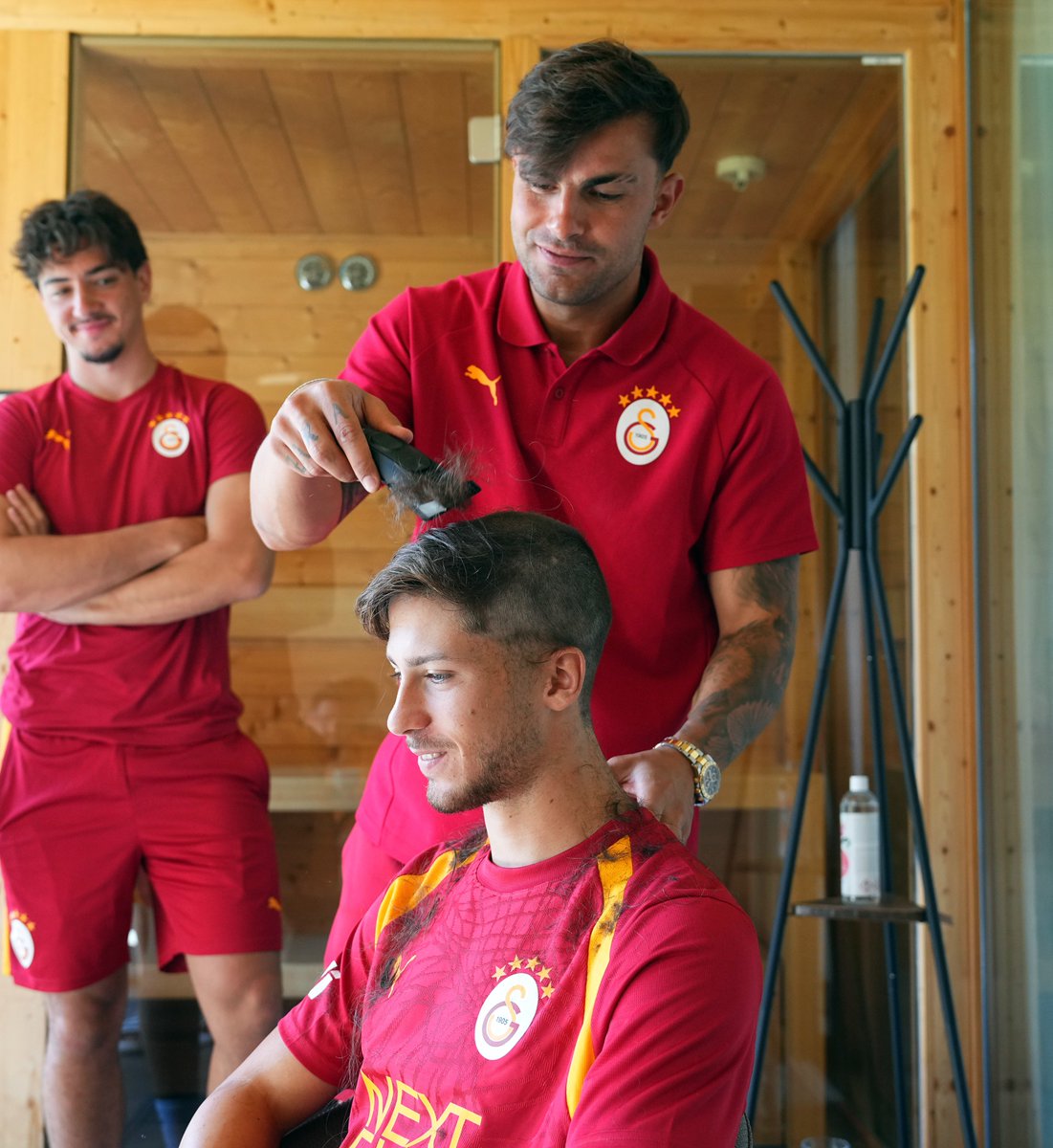 GalatasaraySK's tweet photo. Genç oyuncularımızın yeni tarzları. 💇🏻‍♂️ https://t.co/ssPAdu9Wc2