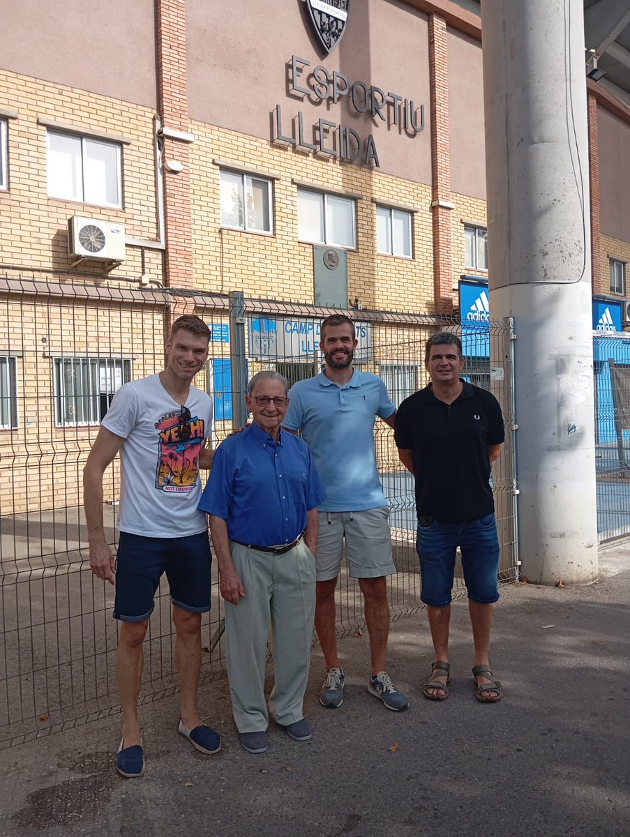 LleidaCF's tweet photo. Ahir vam conversar amb en Llorenç Calzada, soci número 2 del Lleida.

En Llorenç ha viscut moltes etapes del club, però ens va dir una frase que ho resumeix tot: ‘ser del Lleida va molt més enllà de la categoria, és sentiment.’

Gràcies pel teu suport, Llorenç 💙

#UnPasEndavant https://t.co/Yny1hQvqwG
