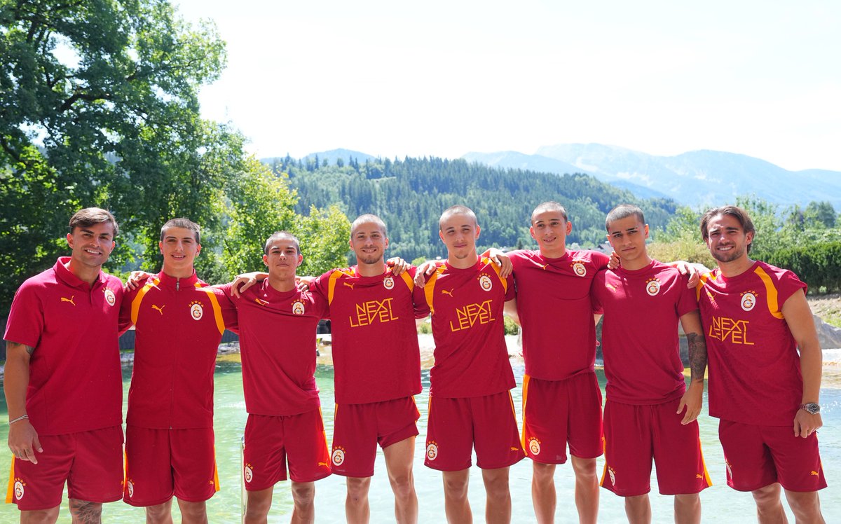 GalatasaraySK's tweet photo. Genç oyuncularımızın yeni tarzları. 💇🏻‍♂️ https://t.co/ssPAdu9Wc2