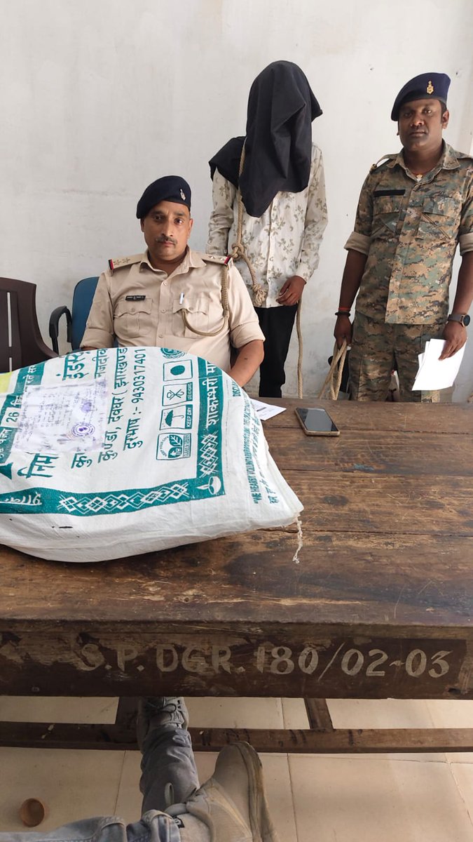 DeogharPolice's tweet photo. महाबीर मंदिर चोरी कांड का सफल उद्भेदन, चोरी गए सभी सामान के साथ एक अपराधी गिरफ्तार

दिनांक 27.06.2026 को कचहरी परिसर स्थित महाबीर मंदिर के पुजारी रामाधार पाण्डेय द्वारा मंदिर से पीतल एवं कांसे के पूजा-सामग्री की चोरी की सूचना पर देवघर नगर थाना कांड सं० 248/2026 दर्ज किया गया था।

मामले की गंभीरता को देखते हुए नगर पुलिस द्वारा विशेष टीम का गठन किया गया। टीम ने त्वरित कार्रवाई करते हुए कांड का सफल उद्भेदन कर चोरी गए सभी सामानों की बरामदगी के साथ एक अभियुक्त को गिरफ्तार किया। गिरफ्तार अभियुक्त आशीष धपरा (19 वर्ष) पिता – वकील धपरा सा० – के०के०एन० स्टेडियम, थाना नगर, जिला देवघर के पास से पीतल का चौमुखी, परात, थाली, लोटा, धूपदानी, कांसे का गंलंतिका (टूटी हुई अवस्था में) बरामद किया गया है।
गिरफ्तार अभियुक्त को न्यायिक हिरासत में भेज दिया गया।

@JharkhandCMO
@JharkhandPolice
@DigDumka
@DCDeoghar