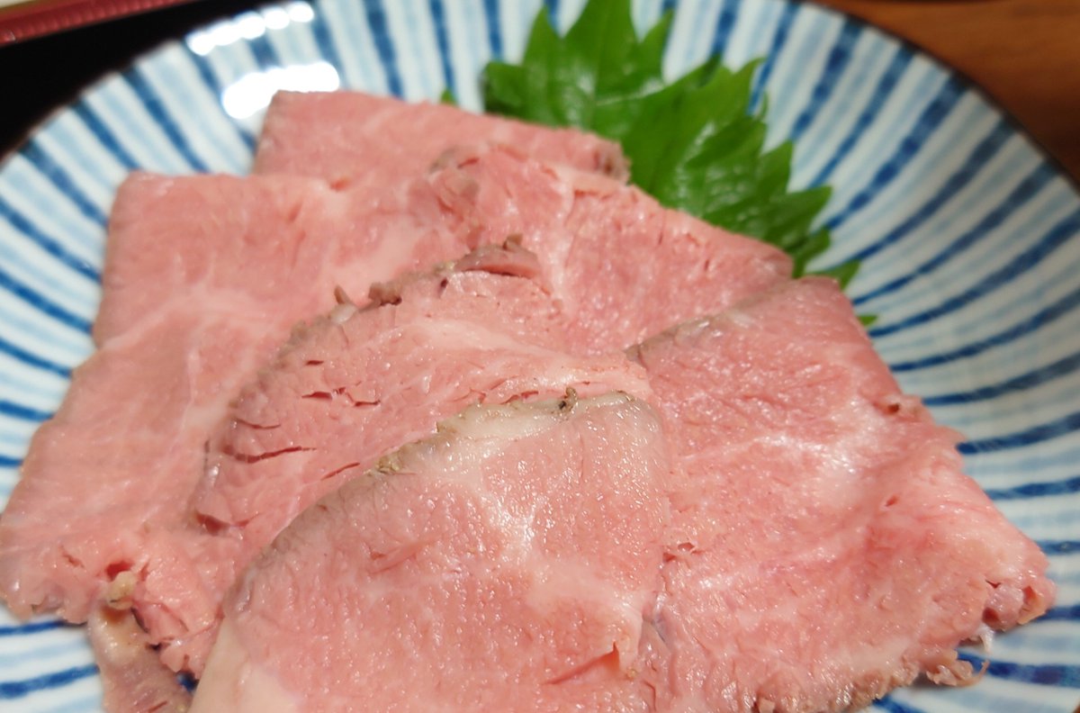 soi_n_one's tweet photo. あ〜ぁ23時を過ぎてもうた〜😭朝6時半にトースト2枚、お昼にご飯130gとコロッケのみ‥◯にそう🤪
で、少し奮発して和牛のローストビーフと穴子のお弁当で🍻🍻ね。
#晩酌 #X晩酌部 #減塩
#とにかく呑み隊 https://t.co/ZT423vM2cw