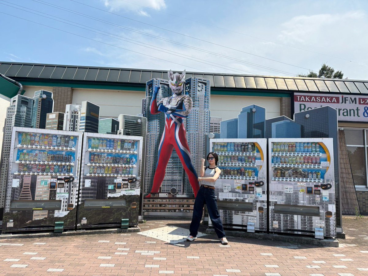 Tanaka_Shina_'s tweet photo. こっちにも夏の思い出を…🩷🩵❤️💚🧡🖤
道中で寄ったSAでウルトラマンとゼロがいたので撮ってもらいました！！！😁✨️✨️

動画はねぇ、すふぁさんが写真撮ってくれたんだけど、間違えて録画ボタン押しちゃって撮れてた(笑)
TAKE2でちゃんとお写真も撮ってくれたよ🫶 https://t.co/vh05gcrQDf
