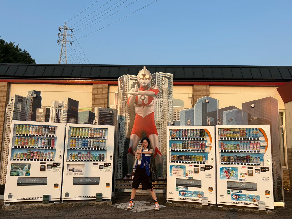 Tanaka_Shina_'s tweet photo. こっちにも夏の思い出を…🩷🩵❤️💚🧡🖤
道中で寄ったSAでウルトラマンとゼロがいたので撮ってもらいました！！！😁✨️✨️

動画はねぇ、すふぁさんが写真撮ってくれたんだけど、間違えて録画ボタン押しちゃって撮れてた(笑)
TAKE2でちゃんとお写真も撮ってくれたよ🫶 https://t.co/vh05gcrQDf