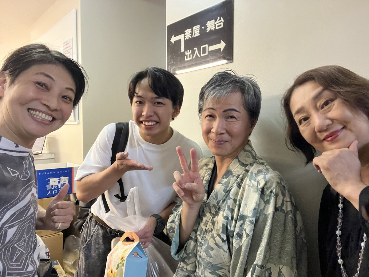 rcollection1's tweet photo. 吉本新喜劇アキプロジェクト
「時が来た」～生き様を貫いた男たち～

観てきました！！

本当に素晴らしかった！！

ちー姉さんなんて、号泣😭

アキさんの人柄がそのまま舞台に表れているような、温かくて熱い作品でした✨

そして、ケンさん！！
めちゃくちゃかっこよかった！！

人斬り以蔵、本当にハマり役！

そういえば、私が初めてケンさんの殺陣を拝見したのも、
#西村太佑 さんが #小山ゆう先生 の
#お〜い竜馬 を舞台化されたときの、
#人斬り以蔵 でした。

やっぱり、最高でした✨

そし���今回は、
BEAT PARADOXのメンバー NAOYA（石橋直哉）が、
アキさん演じる千屋虎之助の弟役として出演！

こんな素敵な作品に起用していただけて、本当に嬉しいです😊

さらに、
アキさんが長年温めてこられた想いを、
赤松新さんが脚本として見事に形にされていて、ドヰタイジさんの演出も本当に素敵でした。

水玉れっぷう隊のお二人にリンクするシーンでは胸が熱くなり、
伊賀健二さんのお芝居も本当に素晴らしかったです。

笑って、泣いて、心が熱くなる作品。

東京公演はいよいよ明日、千穐楽！

名古屋公演も楽しみです✨

#吉本新喜劇アキプロジェクト
#時が来た
#水玉れっぷう隊
#NAOYA
#石橋直哉
#アキさん
#舞台
#演劇
#感動