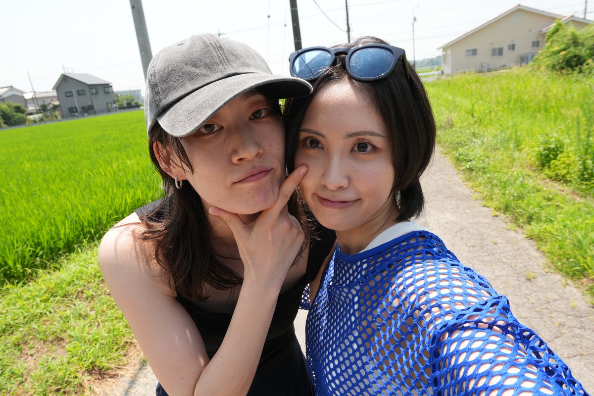 Tanaka_Shina_'s tweet photo. こっちにも夏の思い出を…🩷🩵❤️💚🧡🖤
道中で寄ったSAでウルトラマンとゼロがいたので撮ってもらいました！！！😁✨️✨️

動画はねぇ、すふぁさんが写真撮ってくれたんだけど、間違えて録画ボタン押しちゃって撮れてた(笑)
TAKE2でちゃんとお写真も撮ってくれたよ🫶 https://t.co/vh05gcrQDf