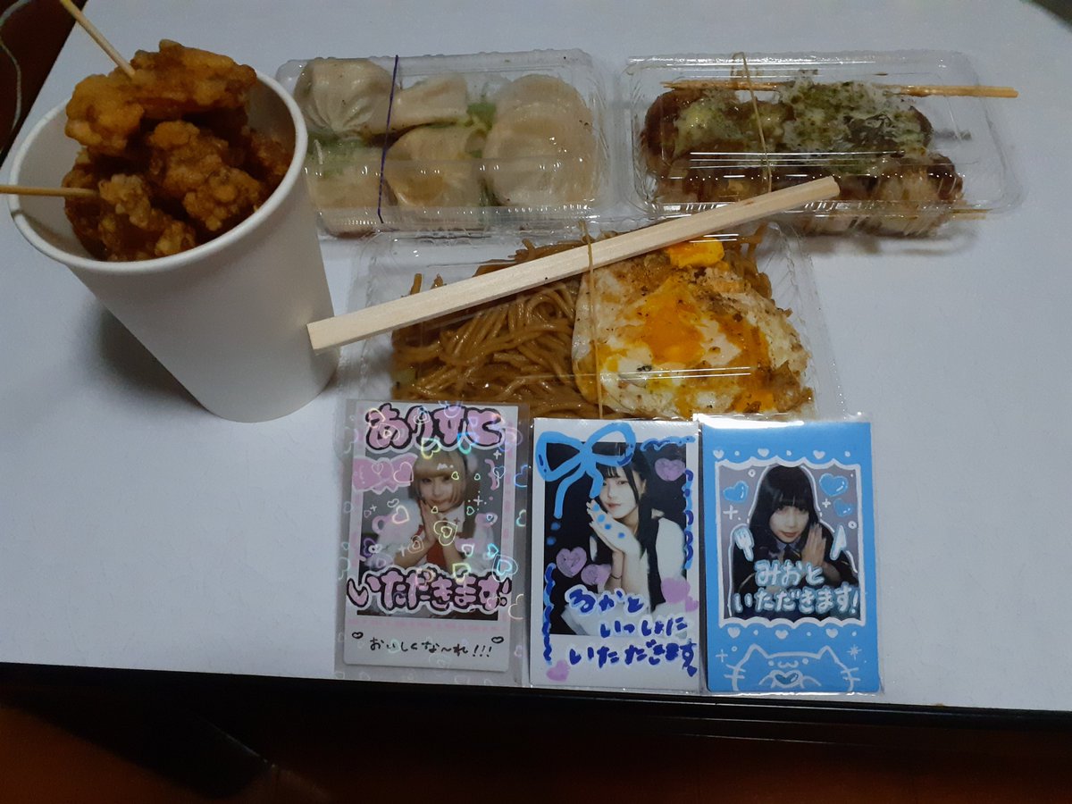 ReMiYuRoRaShiMe's tweet photo. 今日は、地元の花火大会に友達と、いってきた。屋台巡りで食べ歩きしてからの花火で、その後、家に持ち帰る用の分を買って、友達と解散して、家に帰宅！今から推しチェキ置きながらいただきます😌
#水無月祭り
#いいねで気になった人お迎え
@alcoholic_ruka 
@alcoholic__mio 
@alcoholic_alice https://t.co/SQum55L5DD