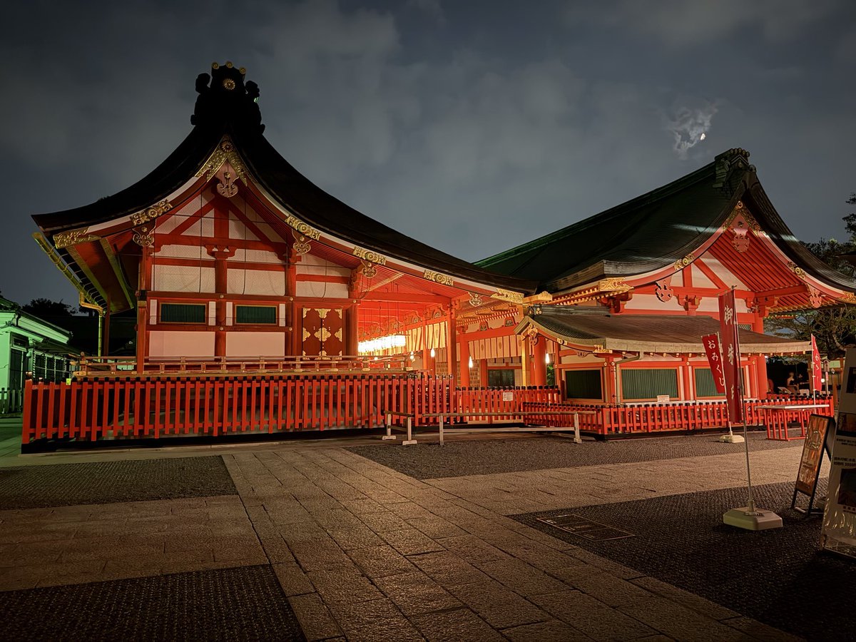 makominko's tweet photo. 夜のお散歩は軽い山登り？

本殿からでなく逆から入って本殿まで降りてきた
沢山の神様に挨拶してきた

途中下りで小さい段差に気が付かず足がグニッてなって…

手を伸ばして起こして貰お��としたらその手を引いてくれたのはすれ違いの外国人観光客の方でした

夜の伏見稲荷キレイでした⛩️ https://t.co/WcS8HfppbD