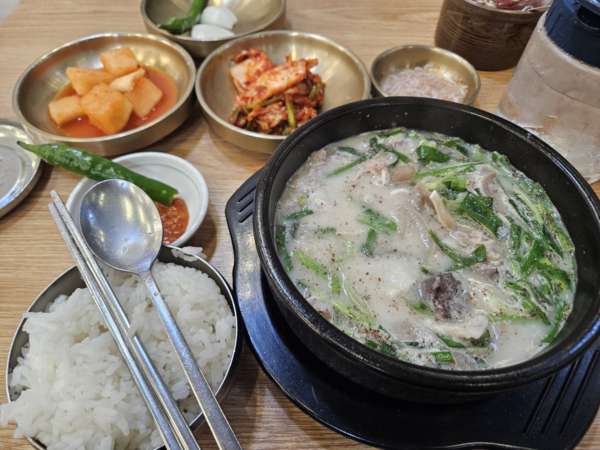 ms_meow_cat's tweet photo. 심야 드라이브 후 국밥 https://t.co/kAeMKeFn8R