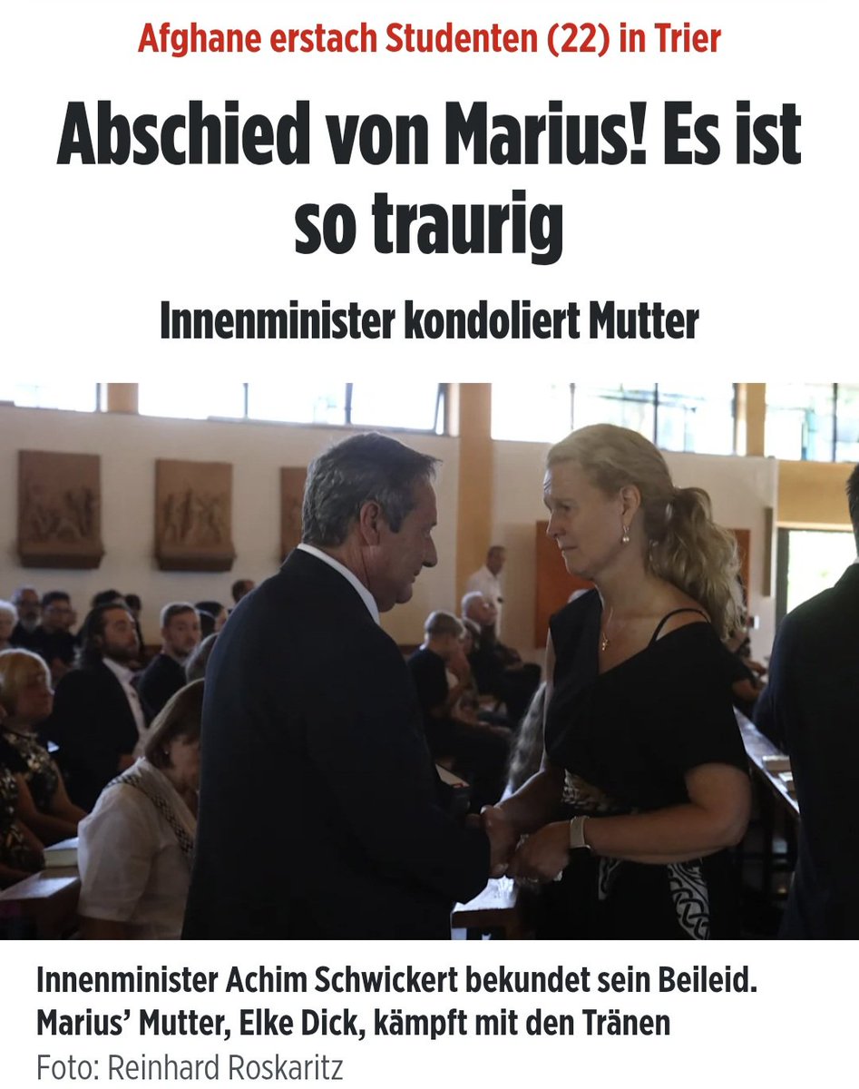 GoscheUff's tweet photo. Trier (Rheinland-Pfalz) – Wie kann eine Familie einen solchen Tod verkraften? Der 22-jährige #Marius Dick war zur falschen Zeit am falschen Ort, ein Zufallsopfer. Anderthalb Wochen, nachdem ein #Afghane (22) den jungen Studenten auf einem Gehweg in #Trier erstach, nahmen seine Eltern, Freunde und Angehörige am Samstag Abschied.
🔗
https://t.co/945R729uEs
