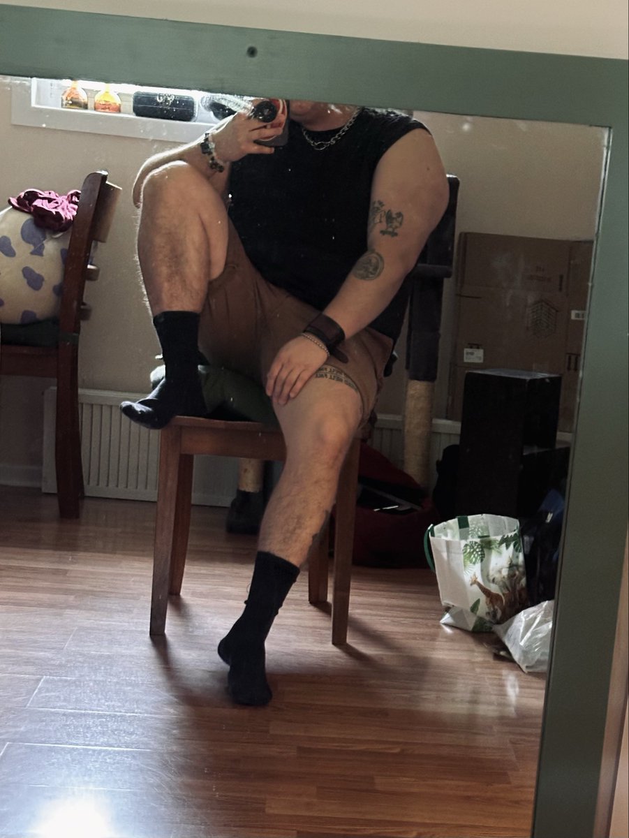 axelxlotl's tweet photo. just a butch showing off his arms https://t.co/wxHF8oQhxk