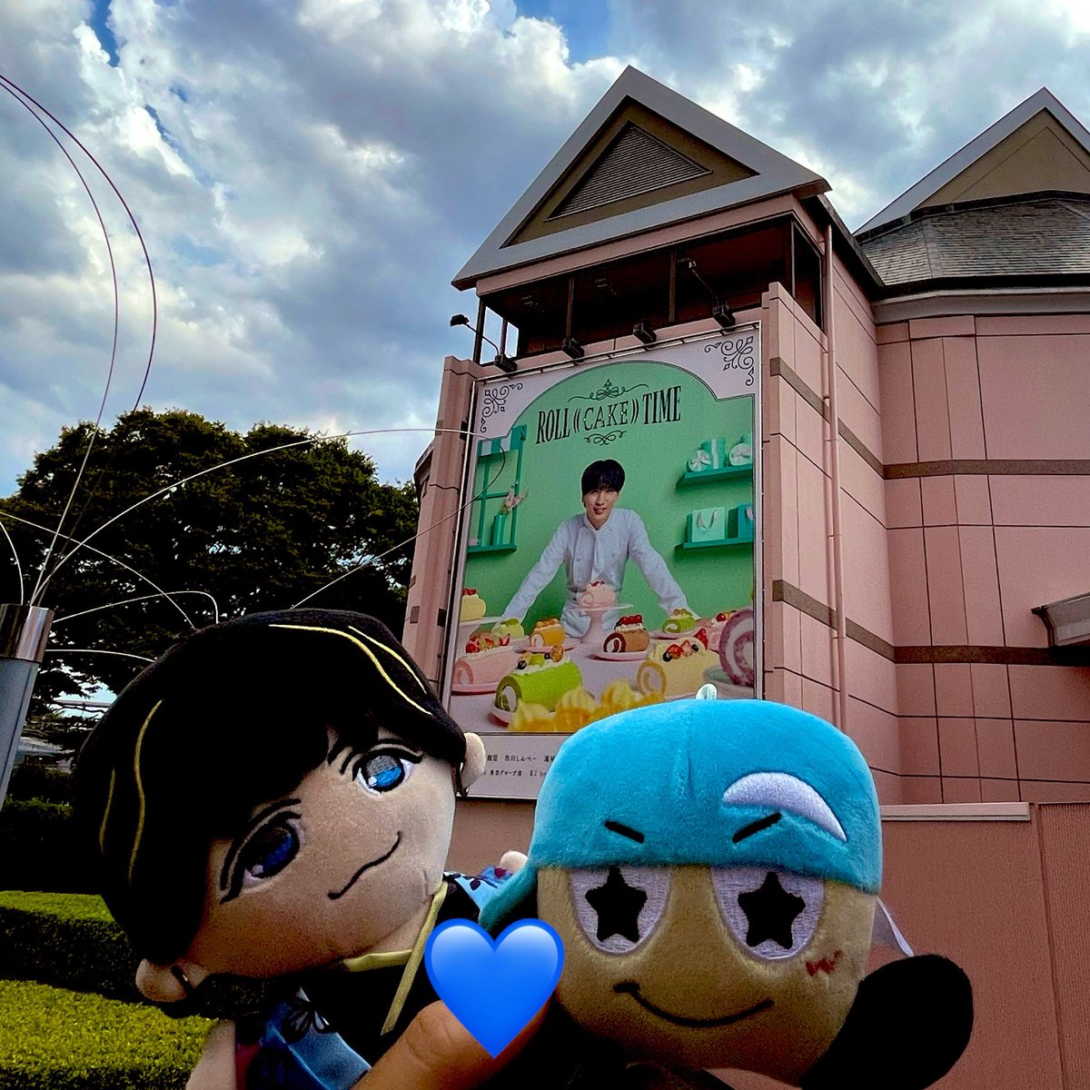 rainbow_FF0000's tweet photo. 面白かった！！登場人物少ないから観やすくて分かりやすくって、予想しながら観るの楽しかった！！！💙
グローブ座裏側のサイネージ？は誰もいなくて撮りやすかった👍
あと龍臣くんがすごく大きくなっていて感動😭🫶

#ロールケーキタイム
#藤井流星
#WESTꓸ https://t.co/YuTddvCXCm