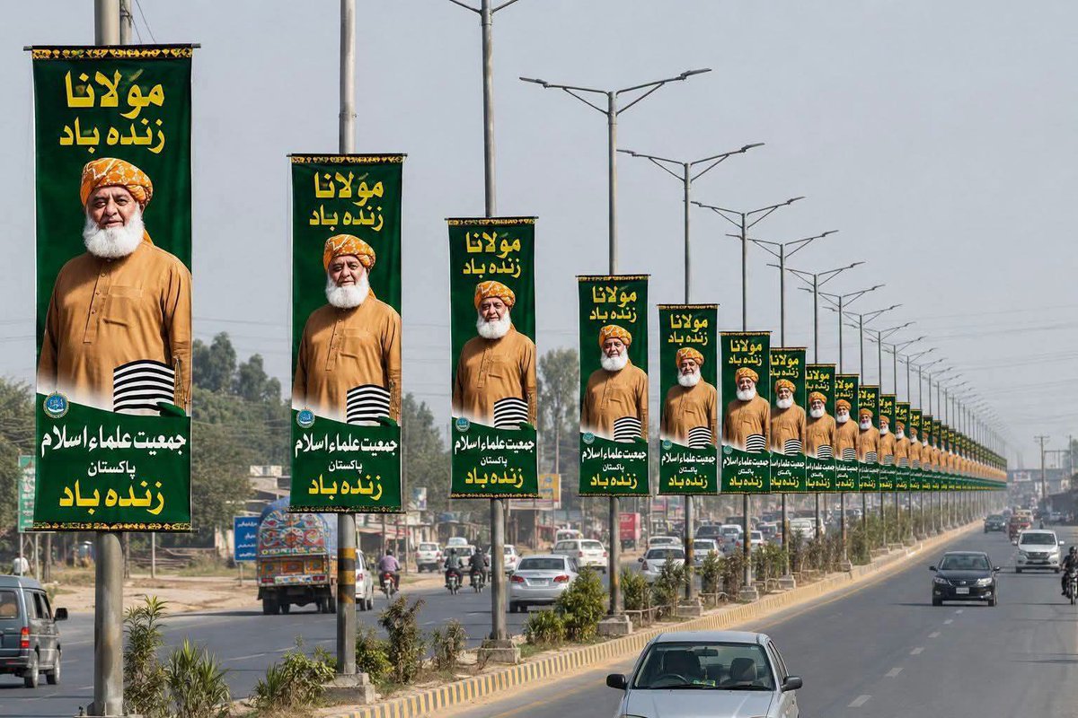 AtiqWazir47987's tweet photo. مولانا صاحب صرف آ نہیں رہے بلکہ بڑے دھوم دھام سے آرہے ہیں 
       #فخر_ملت_مولانا
#سرکاری_چمچے_فلاپ
#بارڈر_یا_بیرکس
#معدنیات_فروش_ٹولہ
#مہنگائی_کا_جواب_دو https://t.co/PFCmxvDWLf