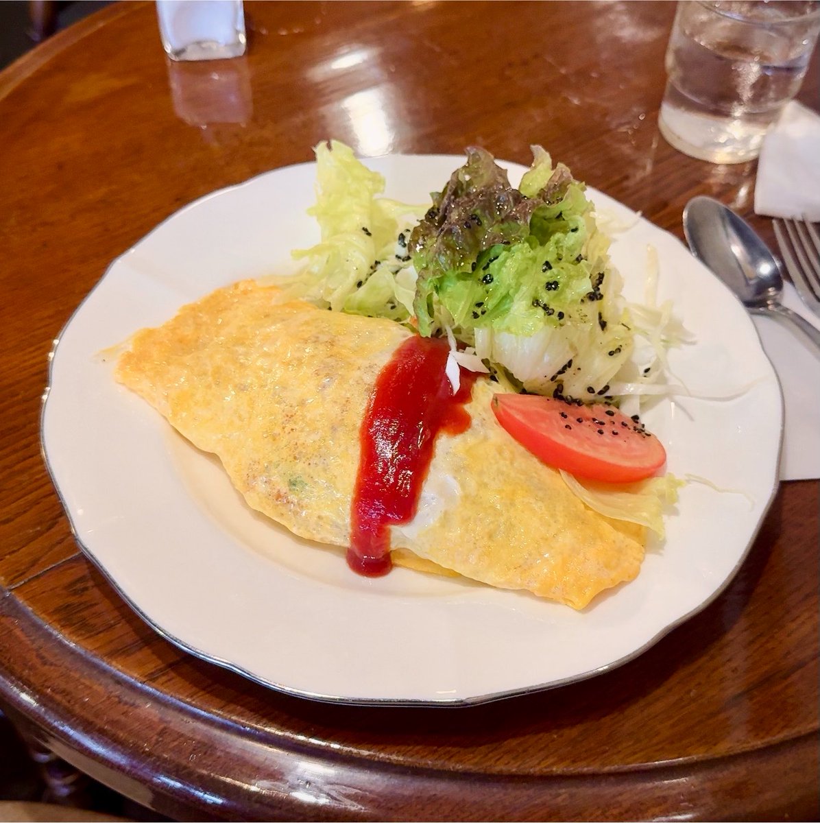 nomuraminako's tweet photo. オムライスが幸せの象徴にしか見えなくて、夏。色合いのせいだろうか。願わくば君が君自身の選択によって幸せでありますようにと、食べながら祈る。
去年の夏は隅田川の花火を屋上から見ていたなと、テレビ中継で気がついた。今年はまだ夏らしいことをしていない。そしてもうすぐ私はひとつ歳をとる。 https://t.co/oiAs4f2Ivo