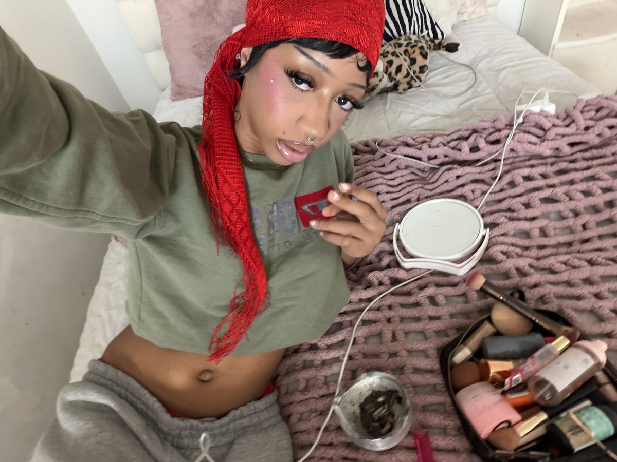 vvsmygwen's tweet photo. feeling the red https://t.co/ne2llCOgGu