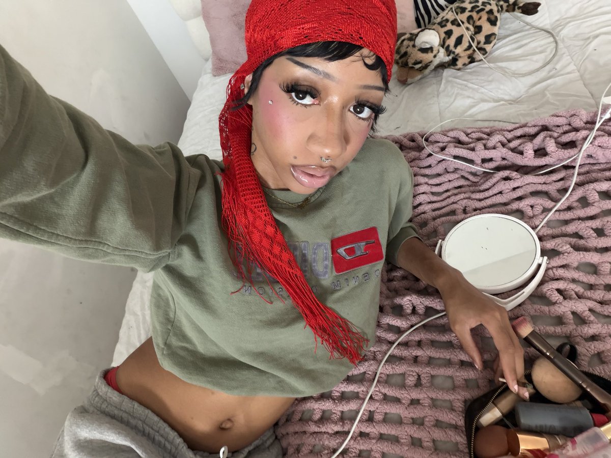 vvsmygwen's tweet photo. feeling the red https://t.co/ne2llCOgGu