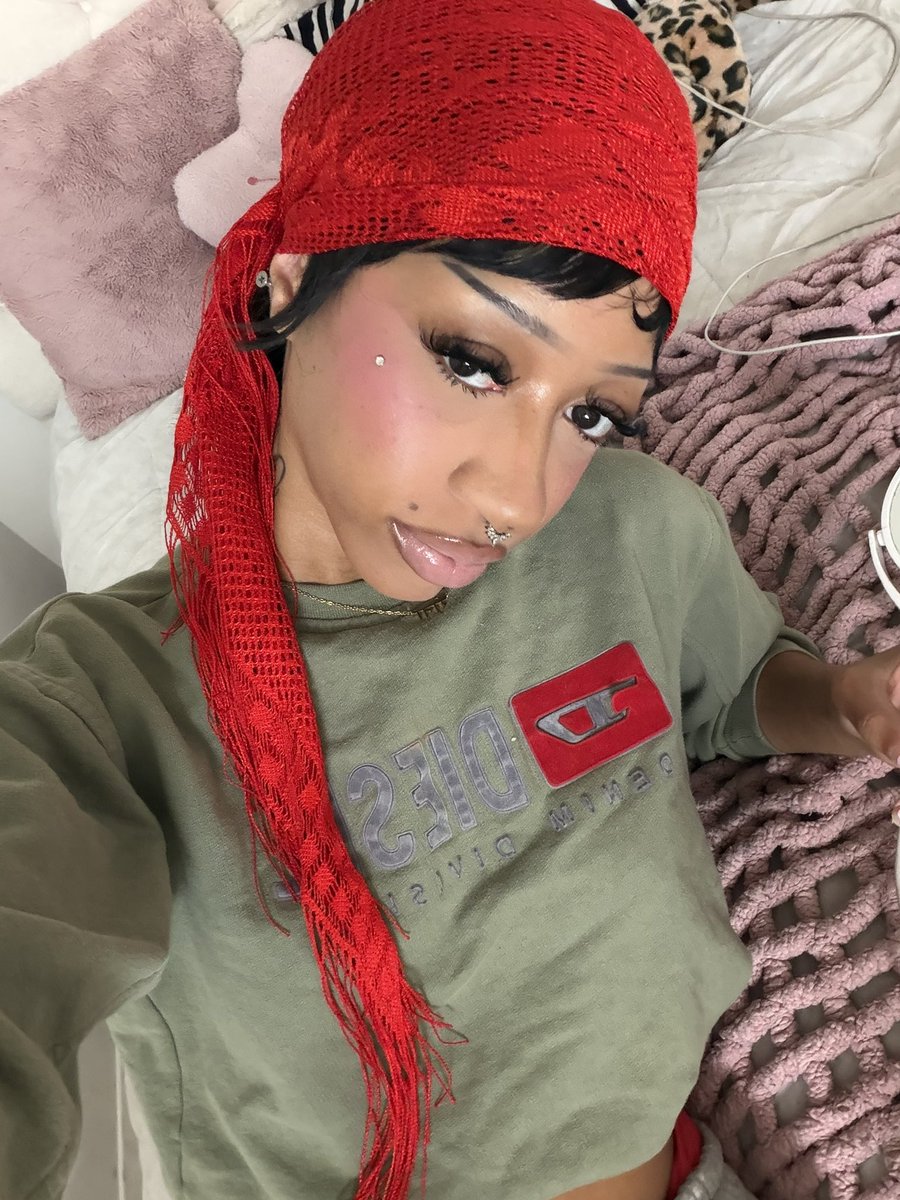 vvsmygwen's tweet photo. feeling the red https://t.co/ne2llCOgGu