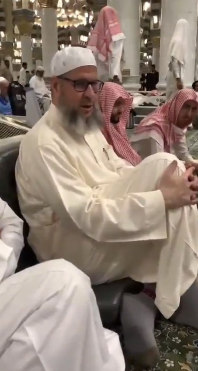 Djawadzak's tweet photo. إنا لله وانا اليه راجعون
قد لا يعرفه الكثيرون
ولكن ماضرّه ألا يعرفه الناس وربّ الناس يعرفه

انتقل الى رحمة الله الشيخ المُقرئ كريم حسونة
اكثر من ٣٠ سنة يدرّس أعظم كتاب وفي بُقعة مشرفة
القران الكريم في المدينة وبالمسجد النبوي الشريف

ومن أبرز تلاميذه شيخنا الدكتور الوليد الشمسان
امام المسجد الحرام وفقه الله وسدده 

رحم الله الشيخ كريم وجعل ماقدمه رفعة له في الدرجات ويغفر له السيئات ان ربي كريم مجيب الدعوات