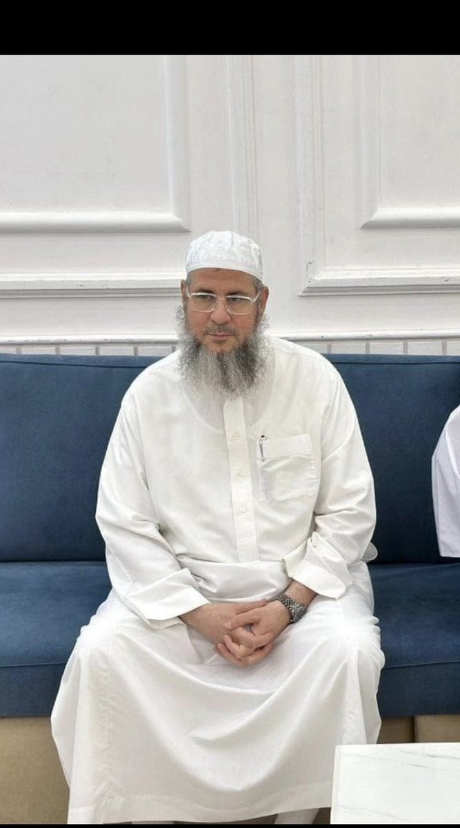 Djawadzak's tweet photo. إنا لله وانا اليه راجعون
قد لا يعرفه الكثيرون
ولكن ماضرّه ألا يعرفه الناس وربّ الناس يعرفه

انتقل الى رحمة الله الشيخ المُقرئ كريم حسونة
اكثر من ٣٠ سنة يدرّس أعظم كتاب وفي بُقعة مشرفة
القران الكريم في المدينة وبالمسجد النبوي الشريف

ومن أبرز تلاميذه شيخنا الدكتور الوليد الشمسان
امام المسجد الحرام وفقه الله وسدده 

رحم الله الشيخ كريم وجعل ماقدمه رفعة له في الدرجات ويغفر له السيئات ان ربي كريم مجيب الدعوات