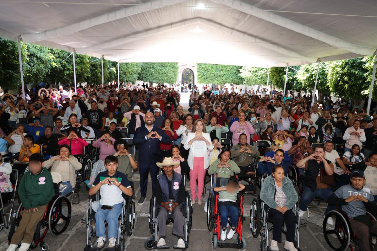 armentapuebla_'s tweet photo. Mi esposa Ceci 🩷, reafirmó el compromiso de seguir acompañando a quienes más lo necesitan con la entrega de aparatos de rehabilitación 🦽✨ y cheques 💳 para cuidadoras y cuidadores de pacientes con diagnóstico oncológico. https://t.co/H9qrZWQ253