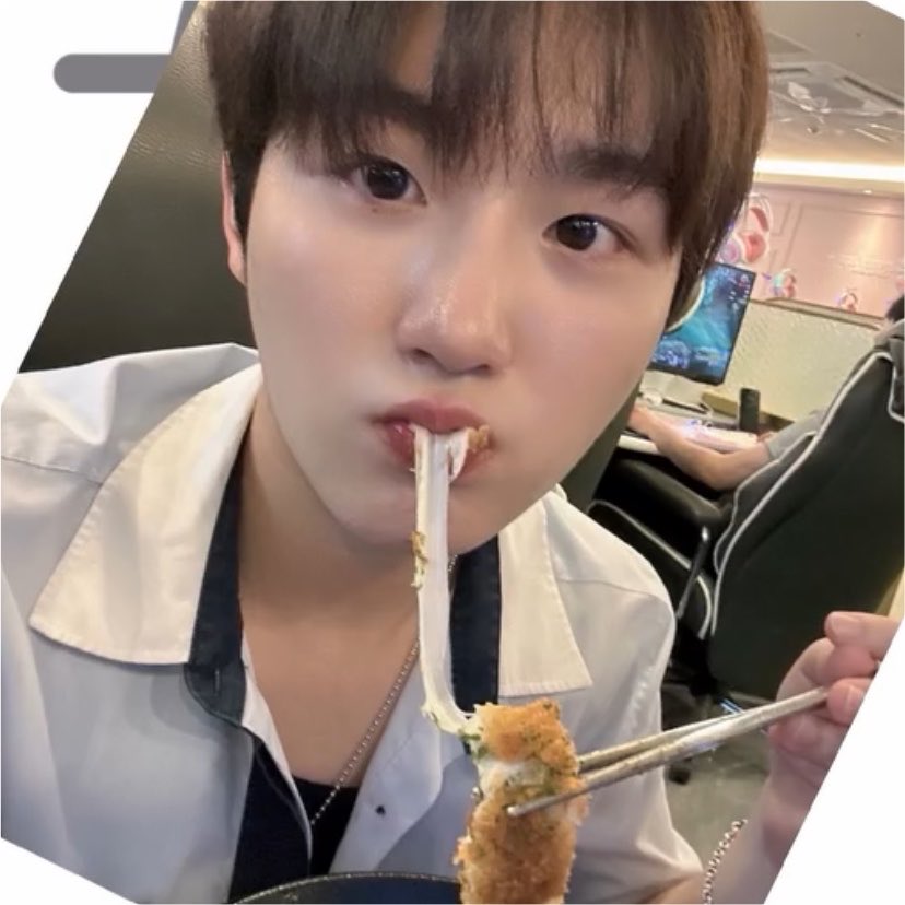 5__616's tweet photo. めちゃくちゃ可愛くて美味しそう 食べてる物も、ヒョンジェちゃんも https://t.co/jeaRV9Evmr